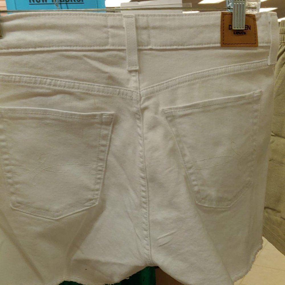 Levi's® Women's High-Rise 3" Jean Shorts White - Picture 5 of 6